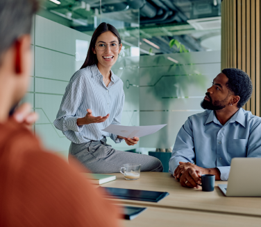 Person presenting a Total Rewards strategy to colleagues during a meeting.